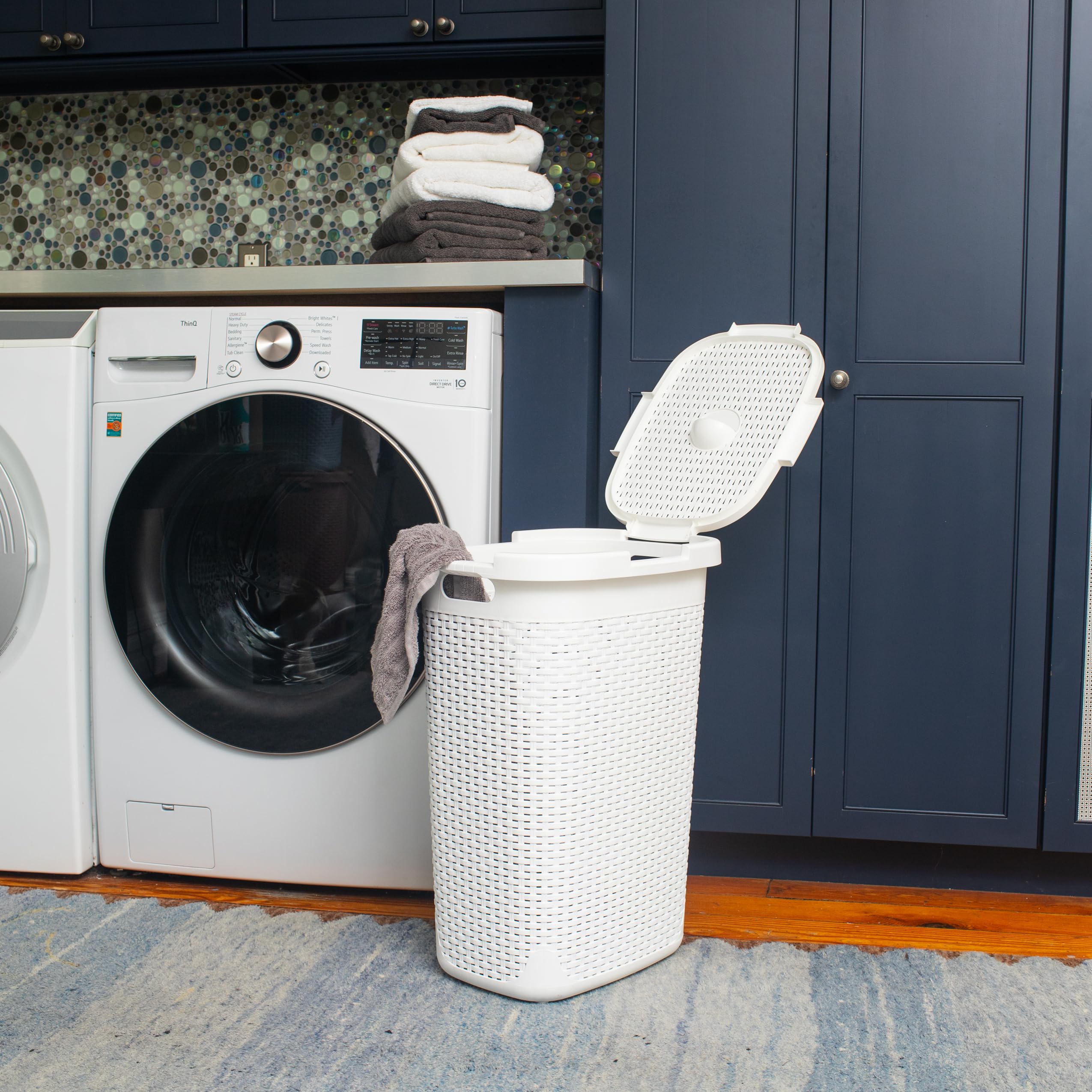 Mind Reader Slim Laundry Hamper 60L capacity for towels and clothes in bedrooms and baths.