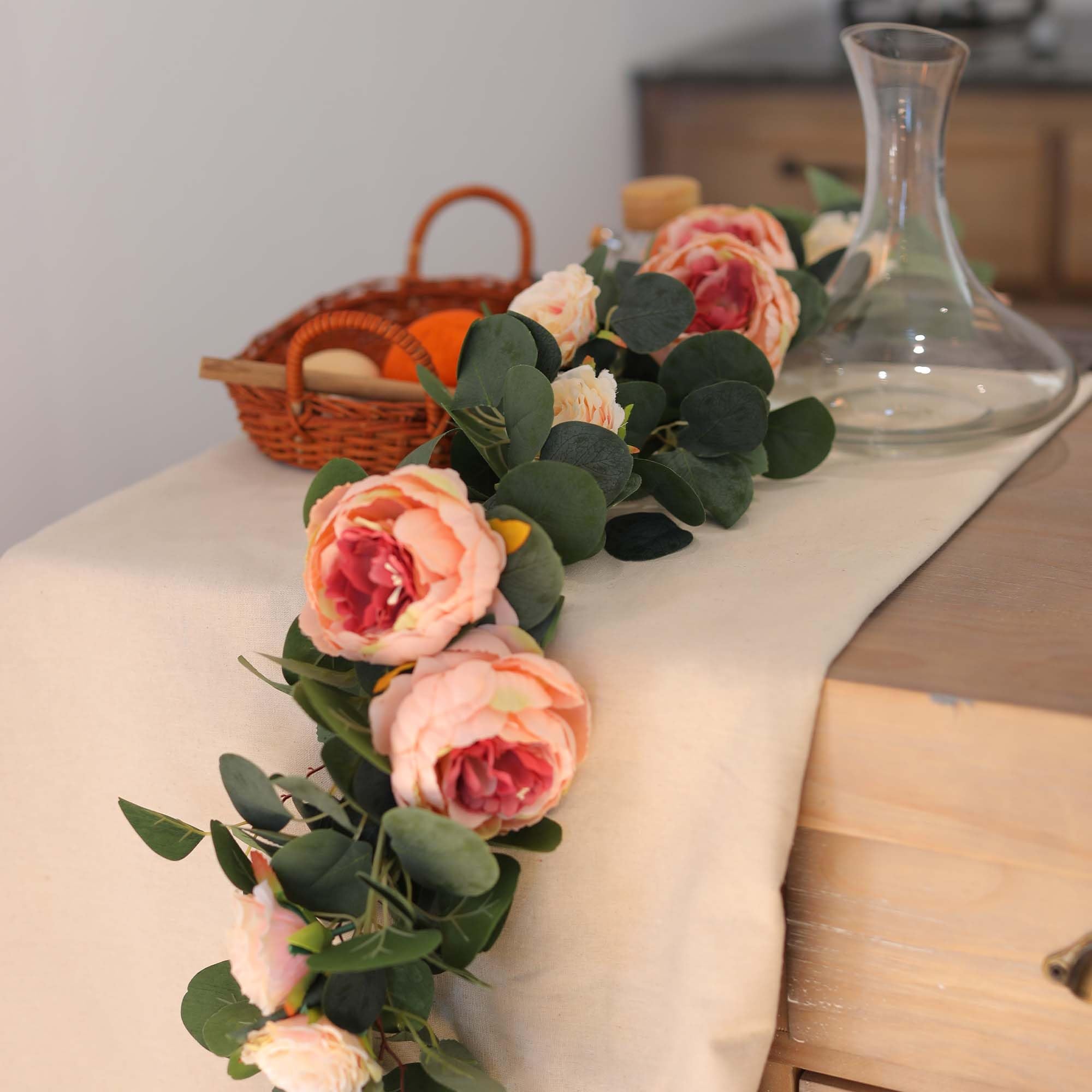 MISSPIN three-dimensional stems create dynamic, natural-looking garlands from any angle.