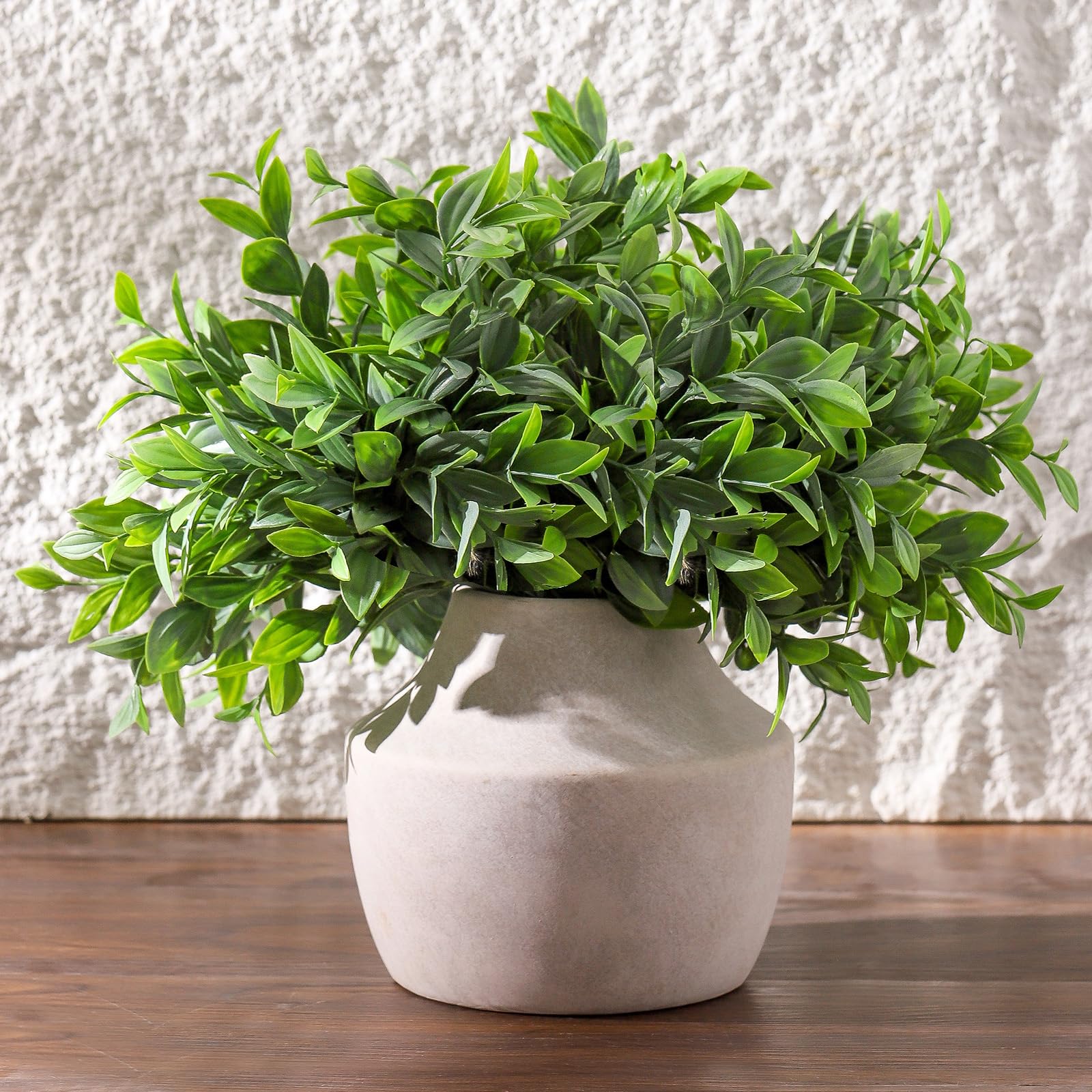 Mitt&Ditt non-slip bottom vase keeps surfaces safe during placement.