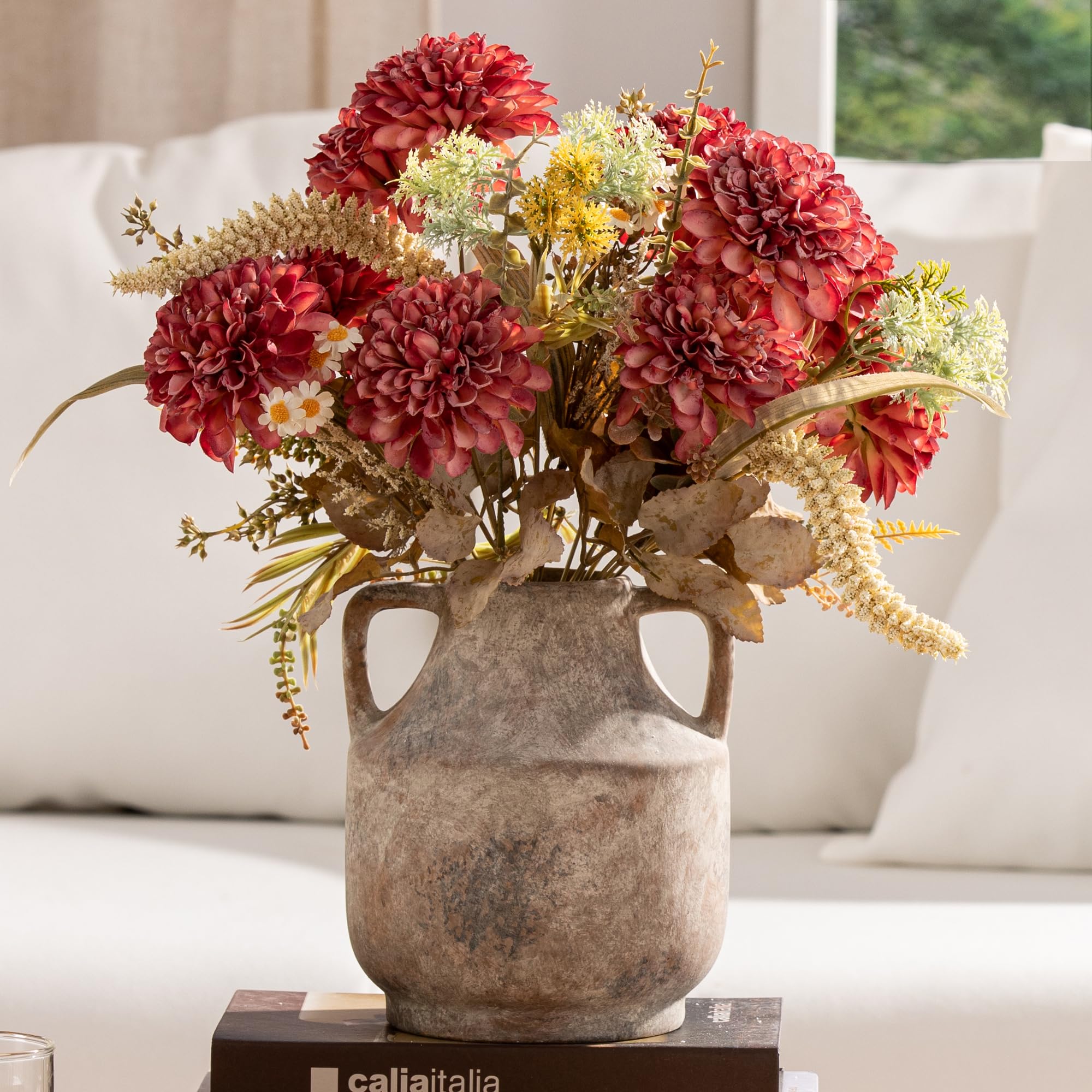 Mitt&Ditt non-slip bottom vase protects tables during placement and movement