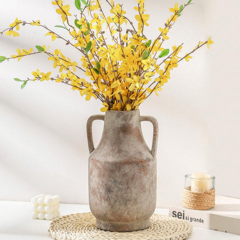 Mitt&Ditt non-slip bottom vase stays steady on tables.