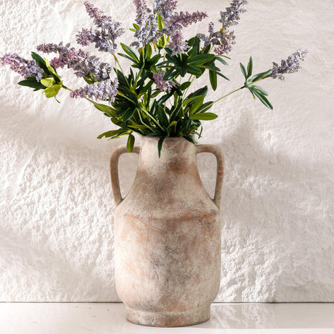 Mitt&Ditt vase for living room decor stands as a stylish centerpiece.