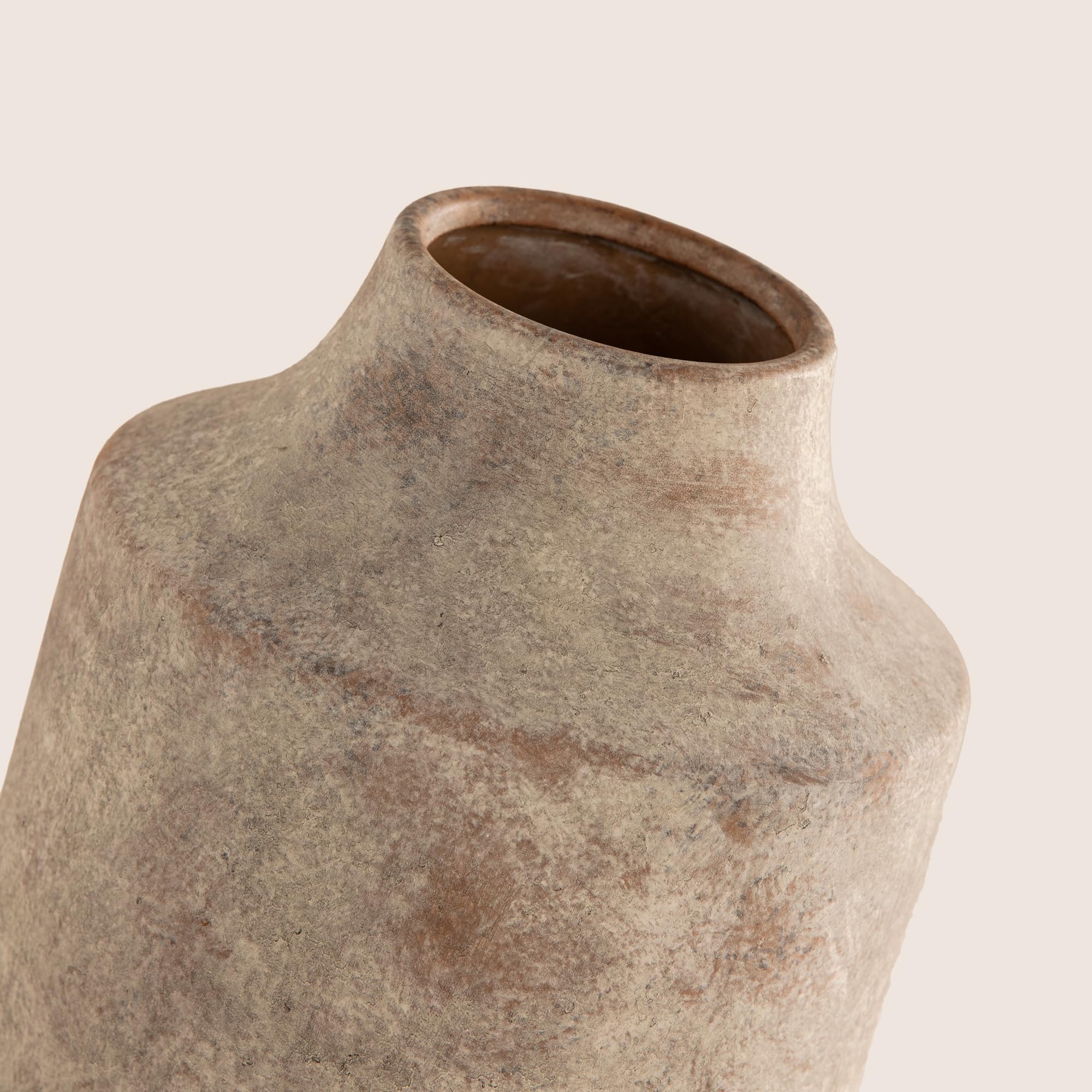 Mitt&Ditt vintage glaze vase adds warm tones to a modern room