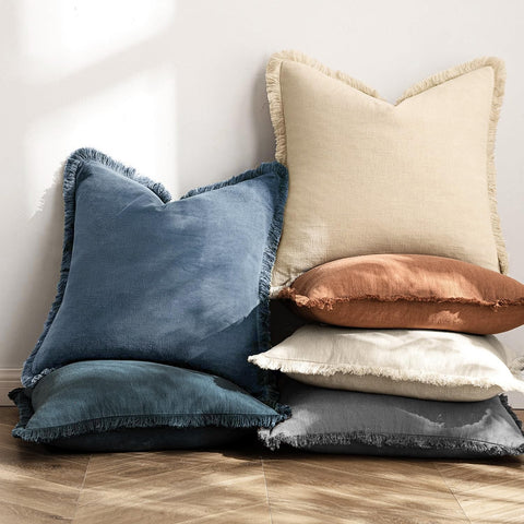 MIULEE two-pack set helps create a coordinated look on sofas or beds.