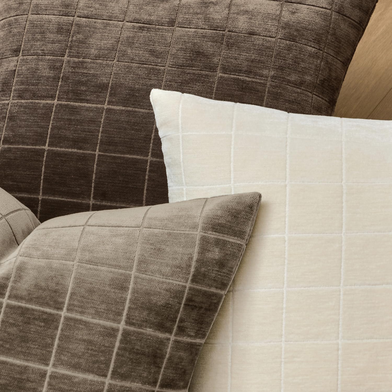 MIULEE hidden zipper detail on plaid pillow cover enables seamless insert.