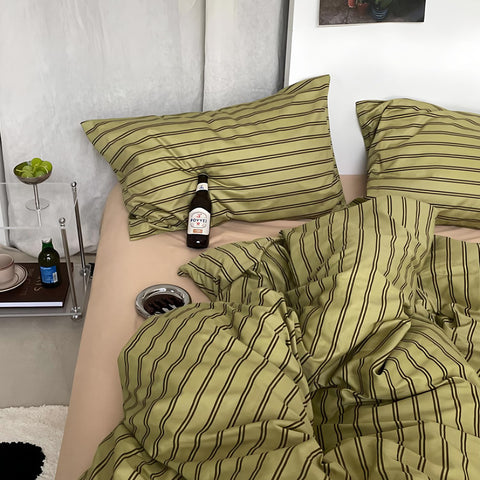Mixinni Vintage Stripes pillowcases included for a coordinated bedroom look.