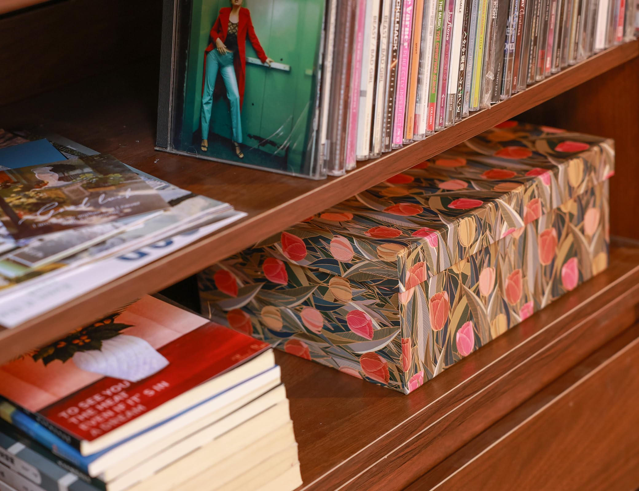 MIZFRUZZY tulip-design lid-on box on shelf enhances decor.