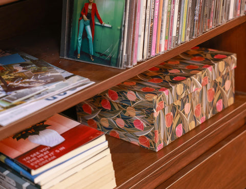 MIZFRUZZY tulip-design lid-on box on shelf enhances decor.
