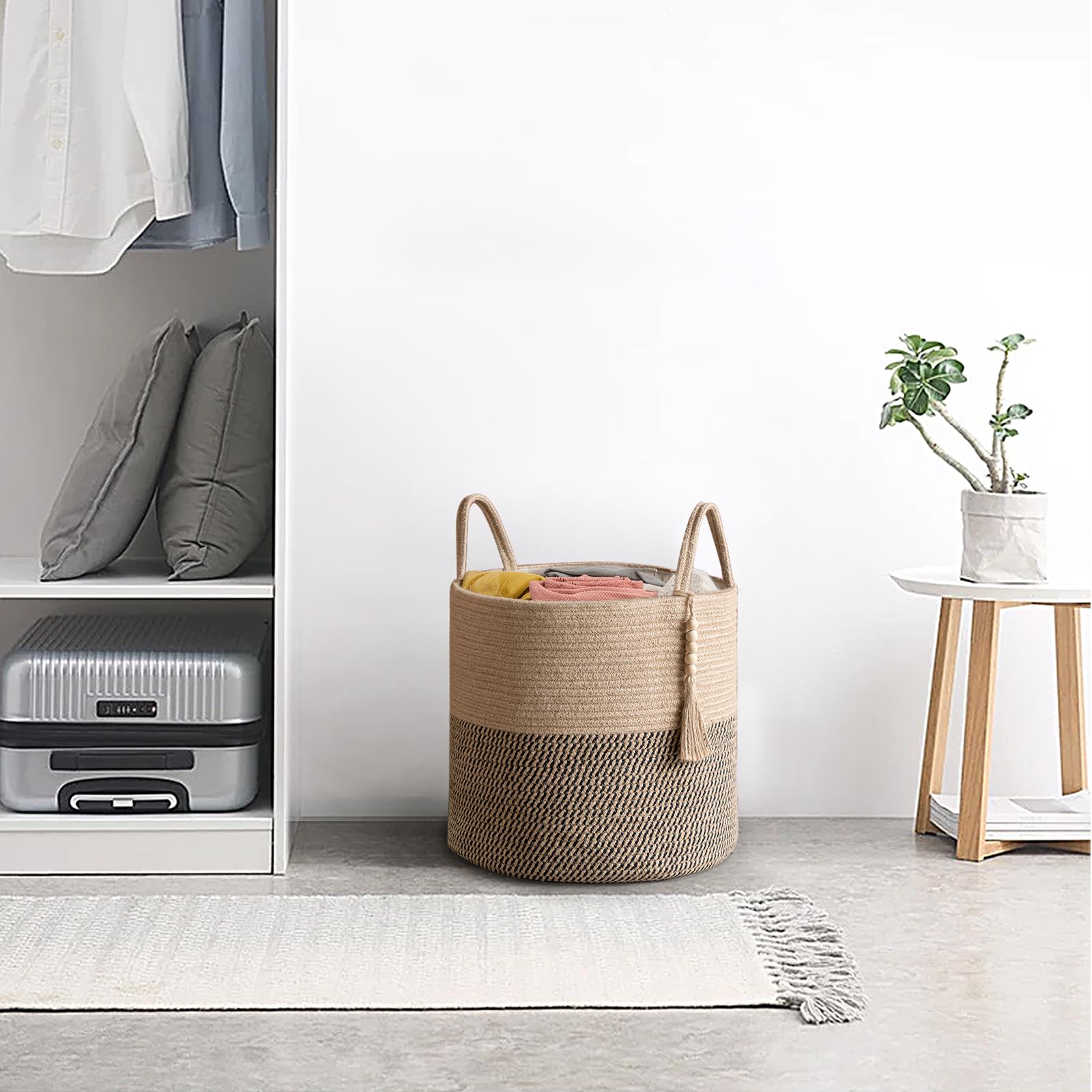 Mkono interior lining protects items inside the basket