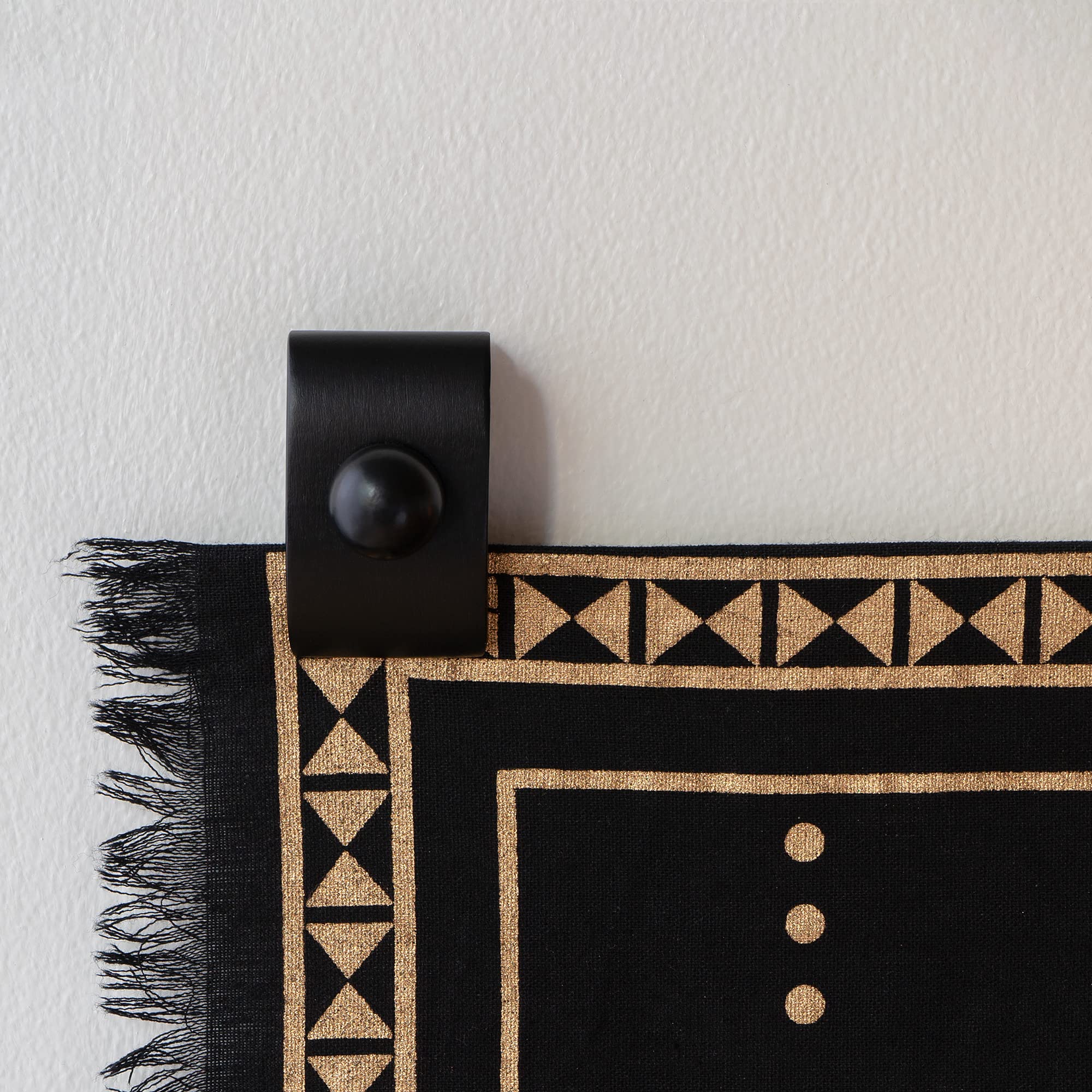 MOCTUS easy-install quilt hanger on wall demonstrating simple setup