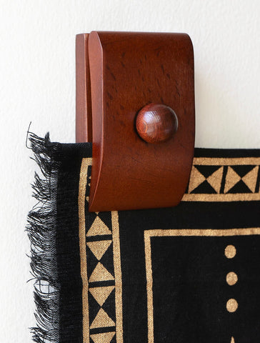 MOCTUS quilt hangers wall display with wooden clips for sturdy quilt mounting.