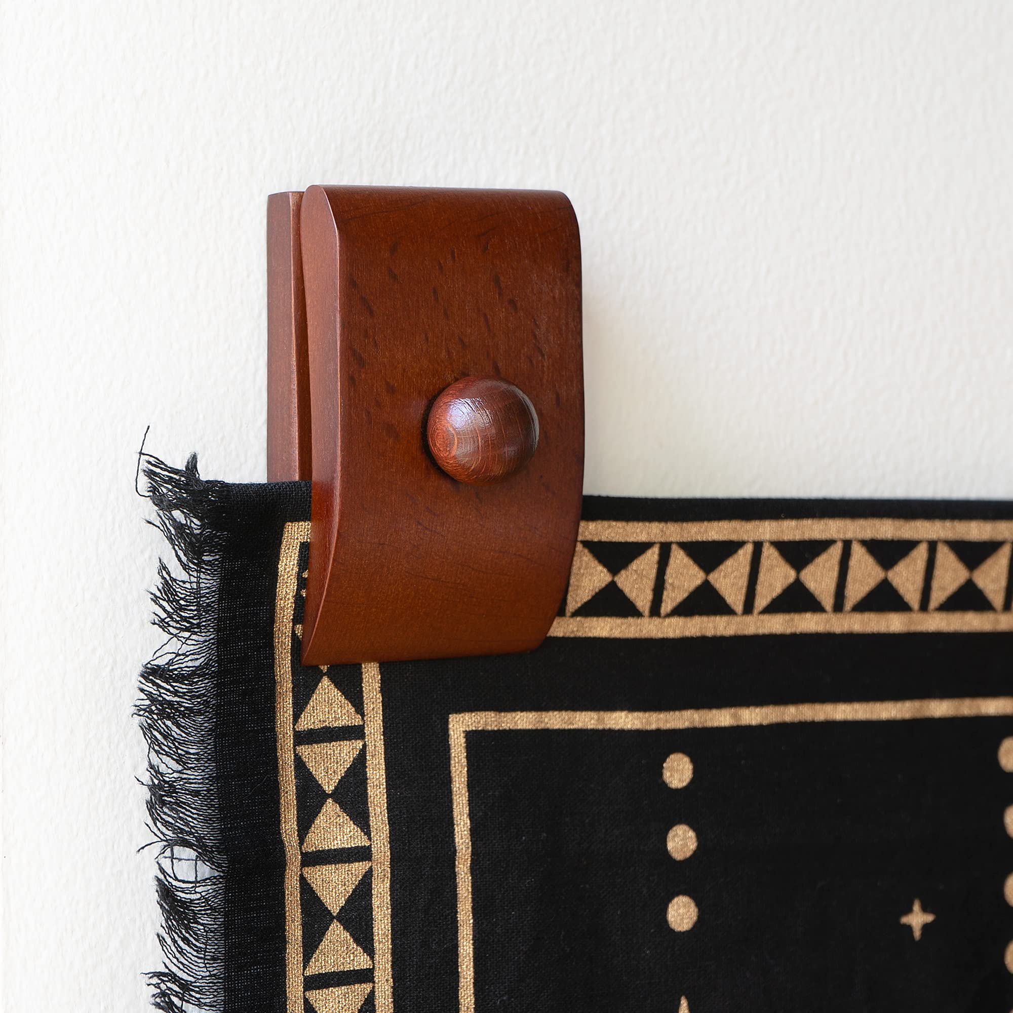 MOCTUS rug hangers in wooden clip set hold and display large rugs safely.