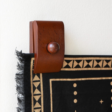 MOCTUS rug hangers in wooden clip set hold and display large rugs safely.