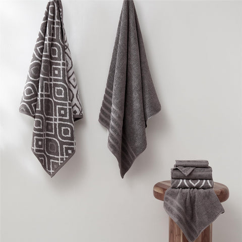 Modern Threads bath towel 27x54 inches highlights plush absorbent fabric
