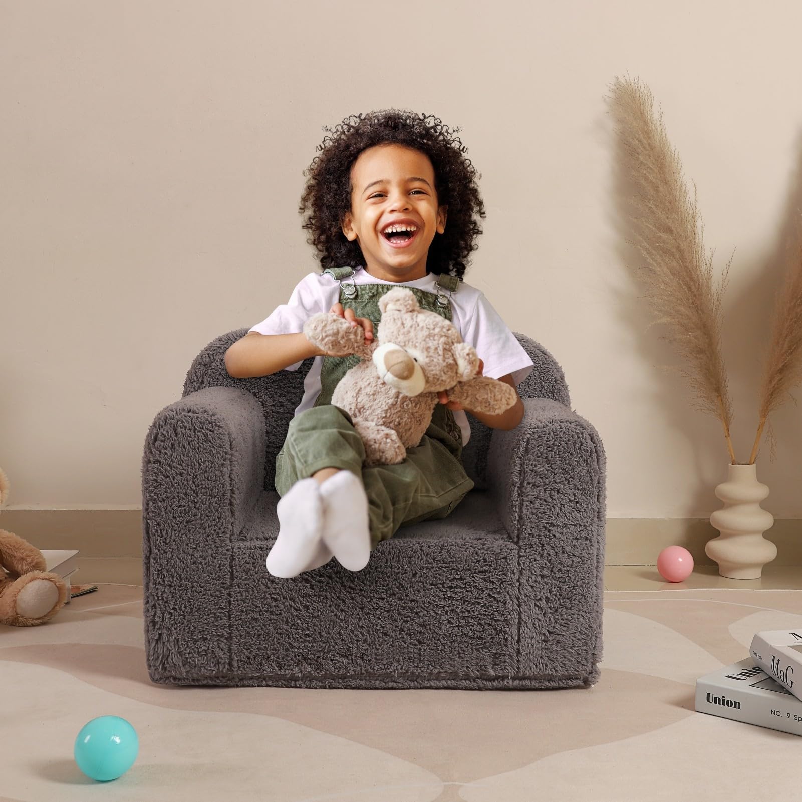 MOMCAYWEX chair handle detail, easy for kids to drag and customize