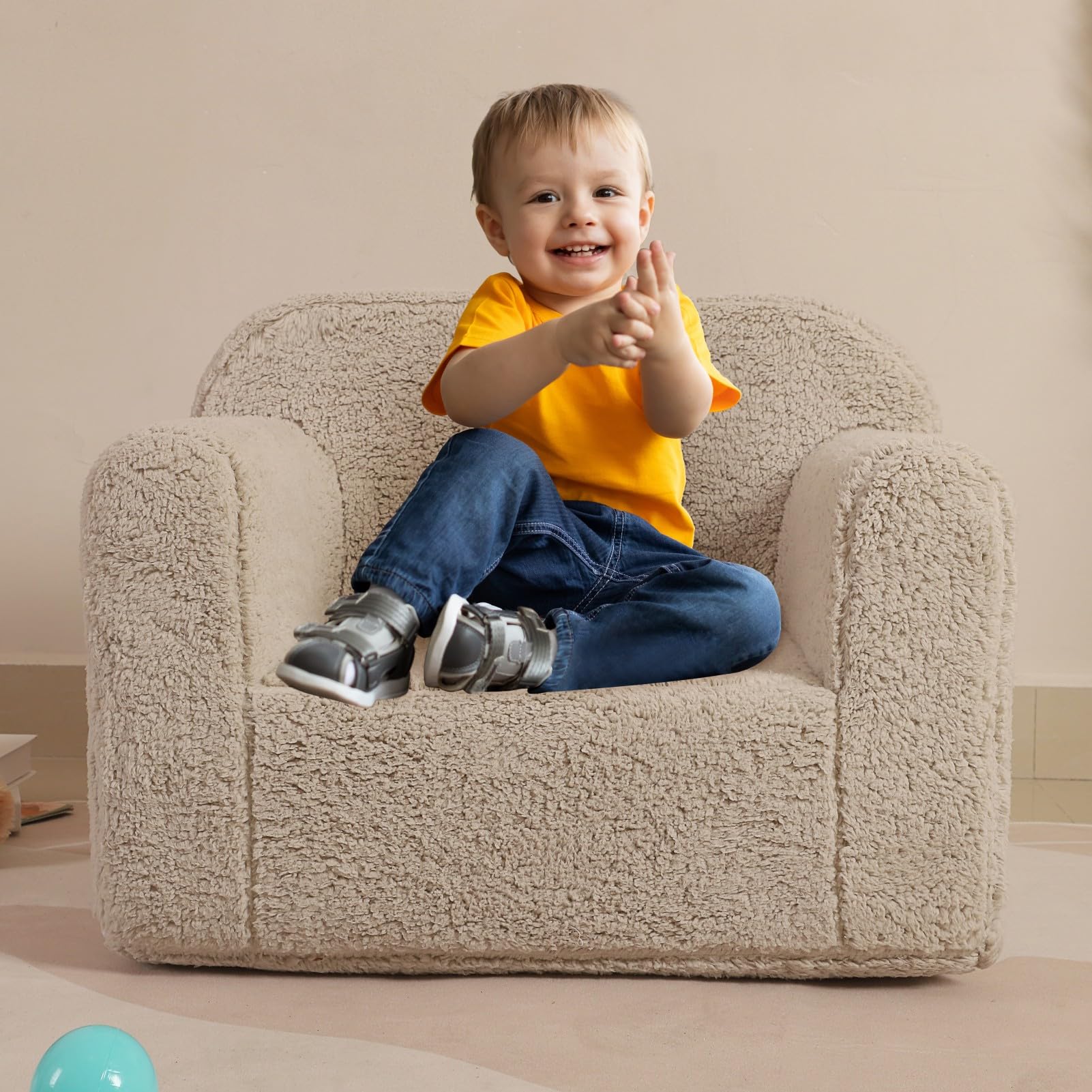 MOMCAYWEX chair placed in a living room for cozy play and relax time