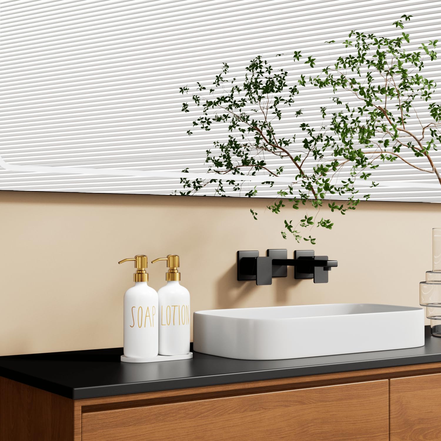 MOMEEMO glass dispenser with stainless steel pump detail for durability.