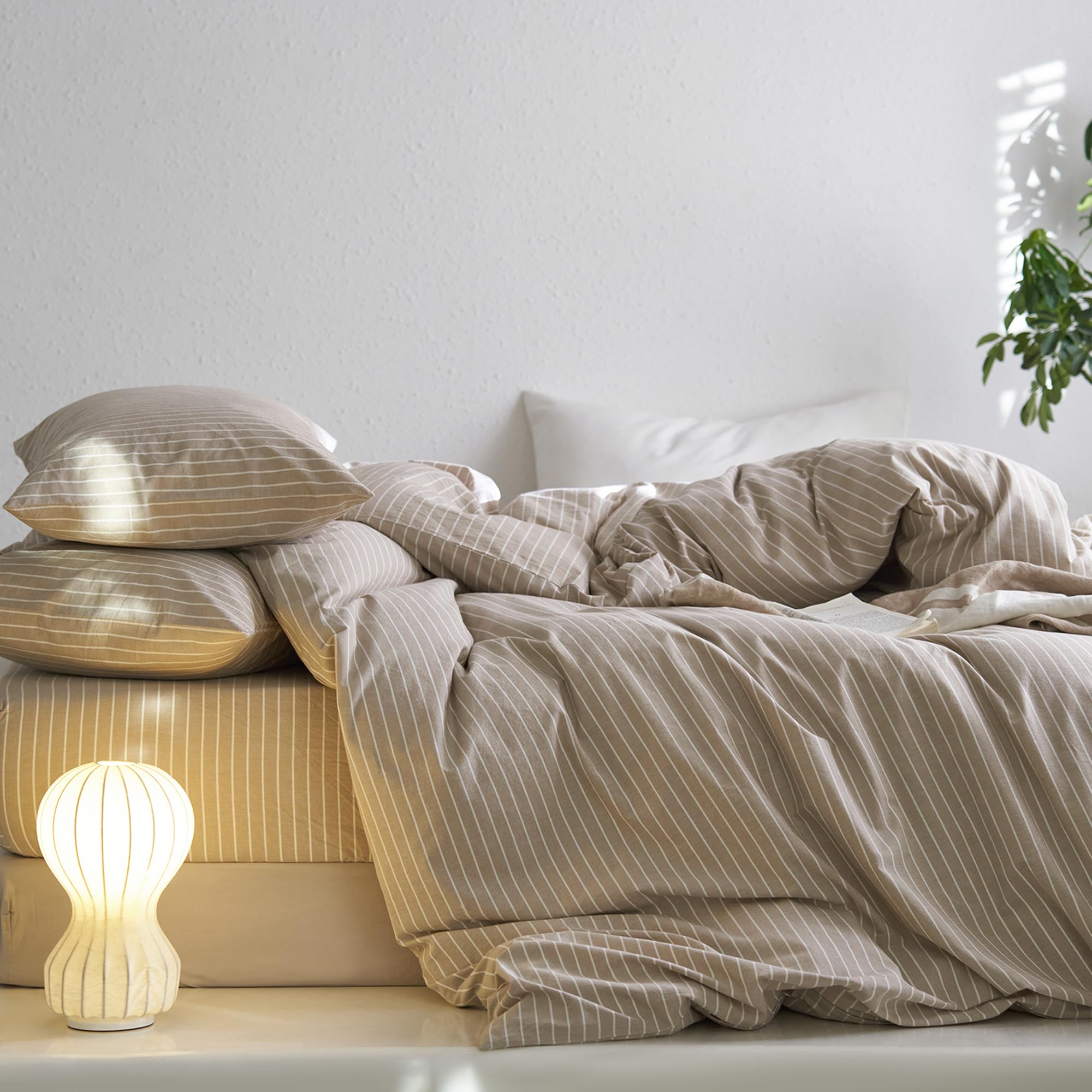 MooMee bedroom-cozy-bedding-scene conveys inviting, breathable bedding for restful nights.