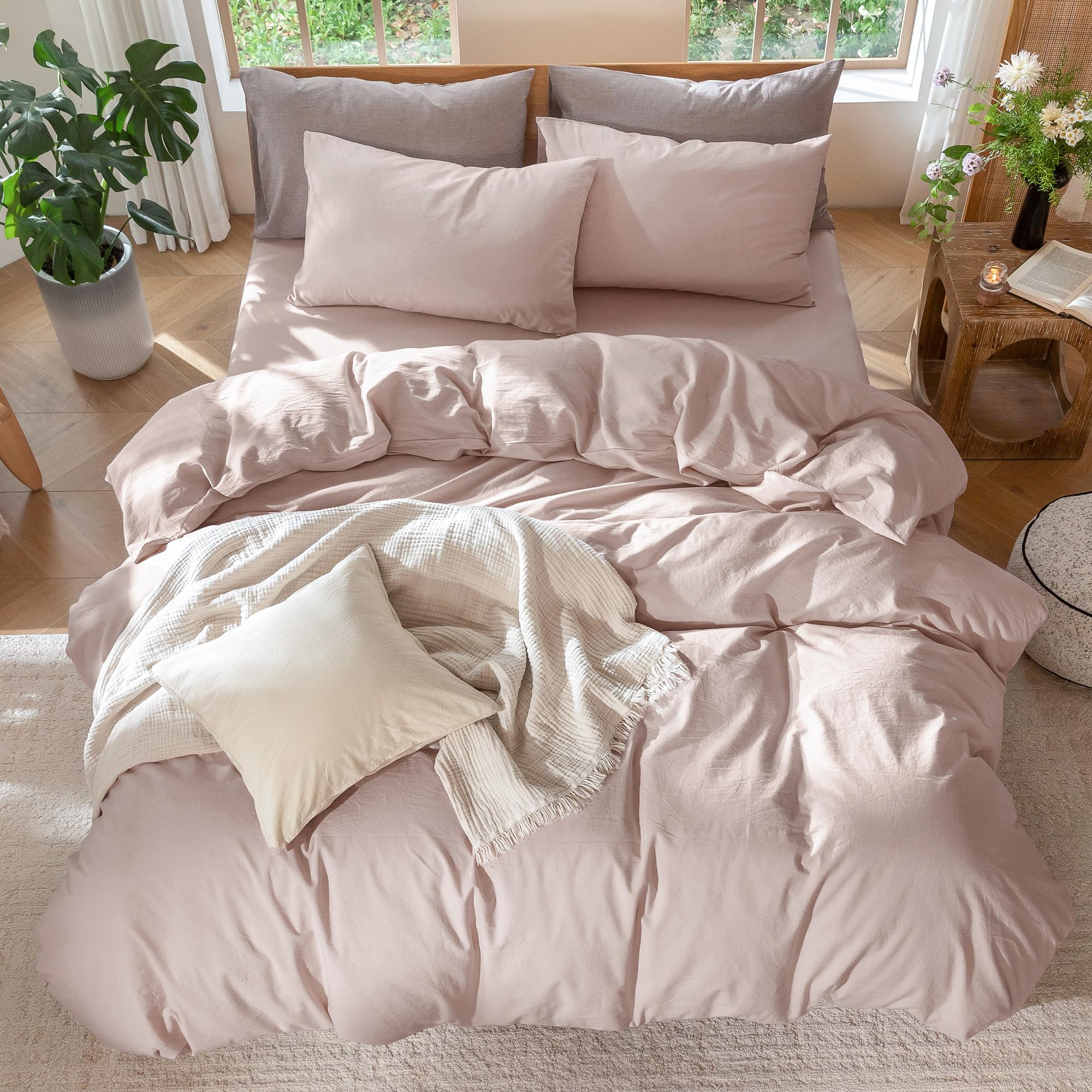 MooMee duvet features interior corner ties to keep inserts in place.