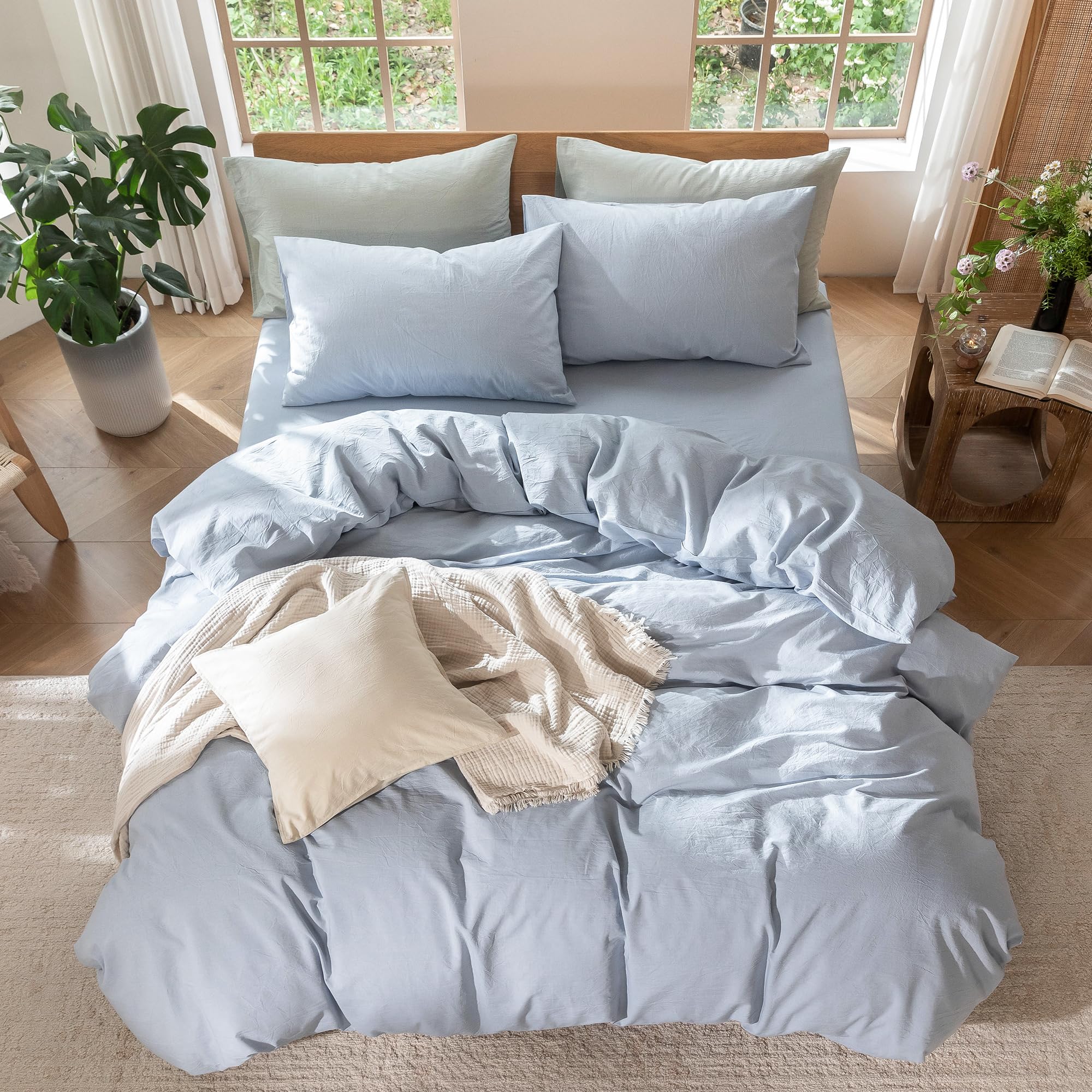 Eight interior corner ties on MooMee duvet cover prevent shifting all night.