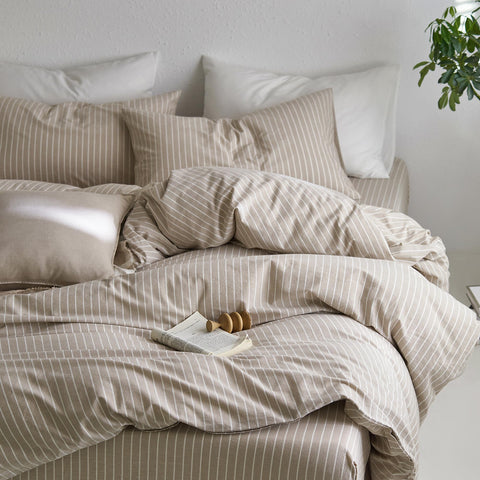 MooMee interior corner ties prevent shifting for tidy bedding