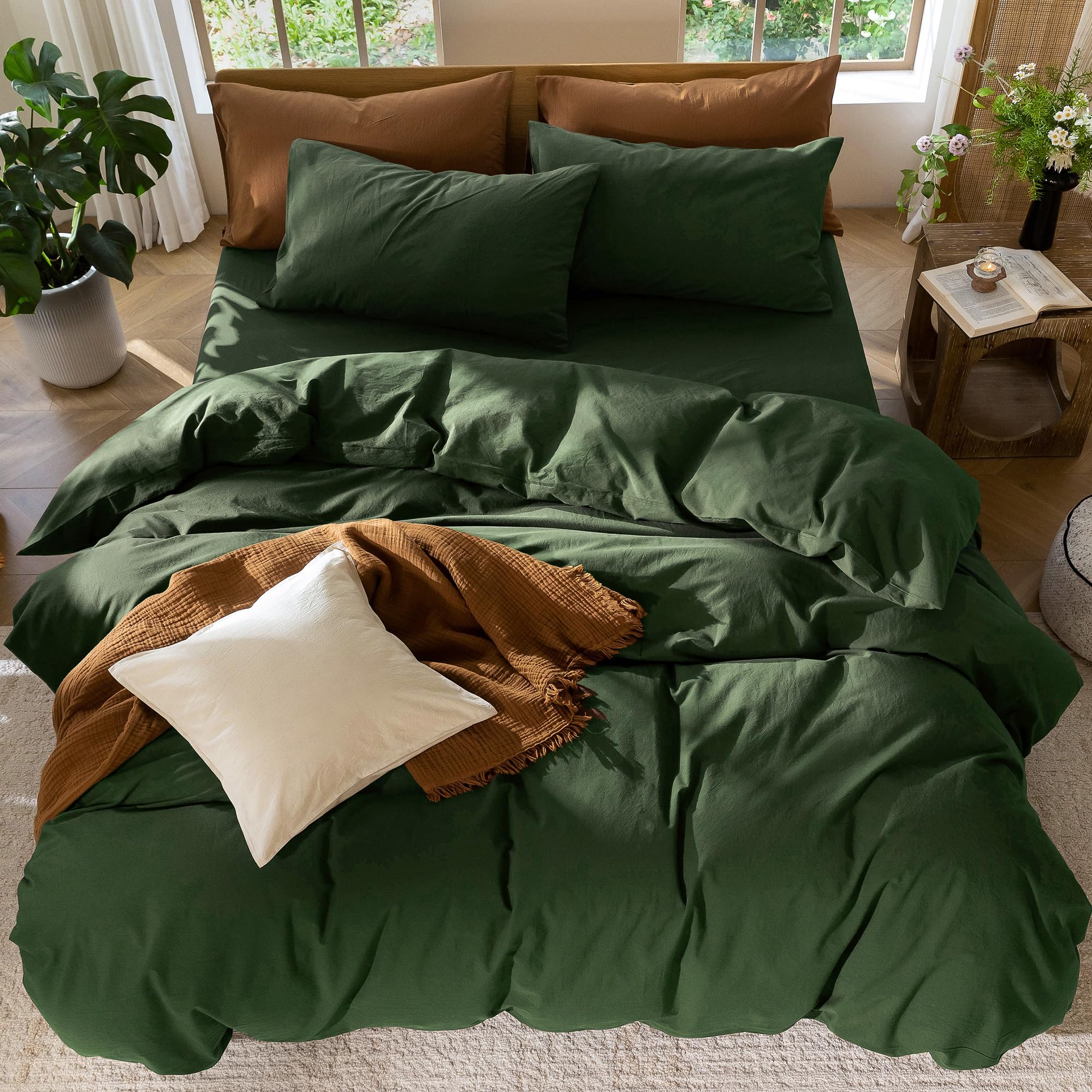 MooMee forest green duvet with interior corner ties to stay perfectly in place.