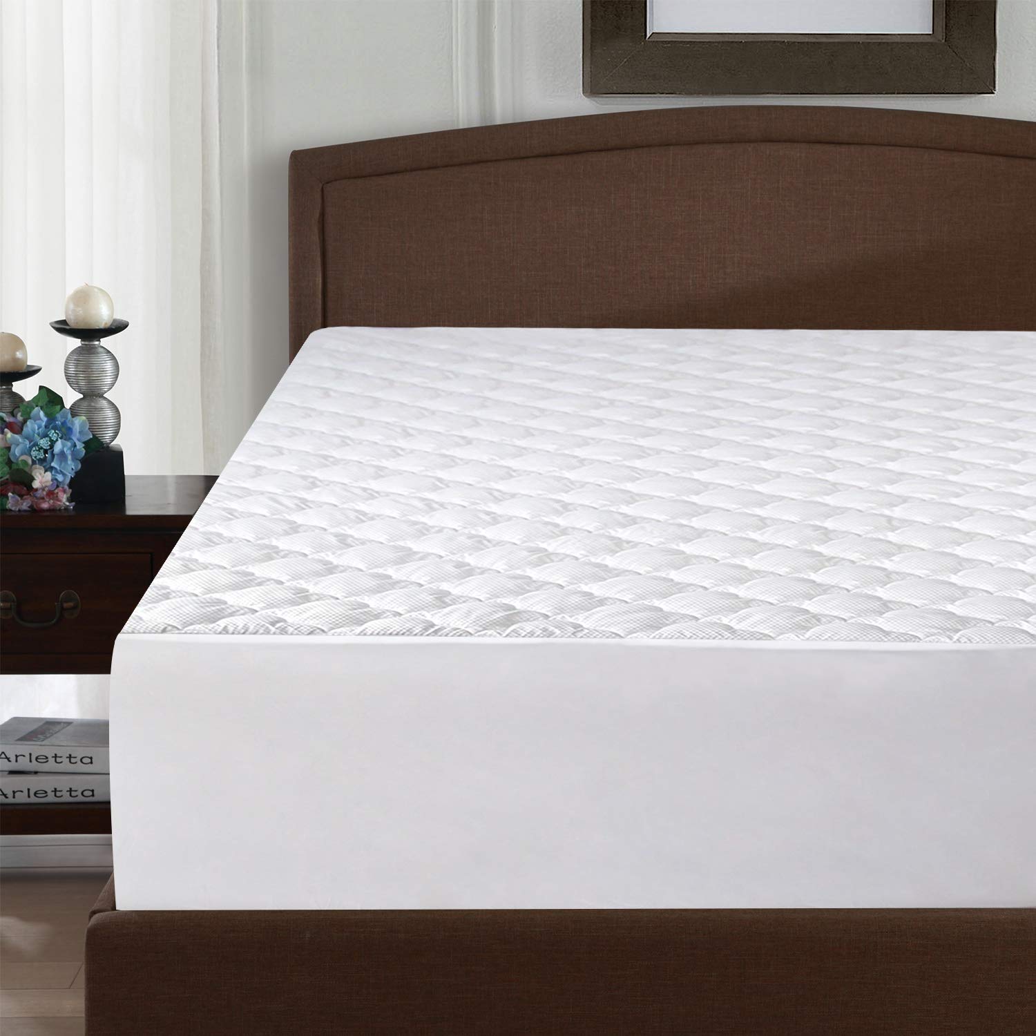 Moonsea queen mattress pad deep-pocket detail shows secure fit.