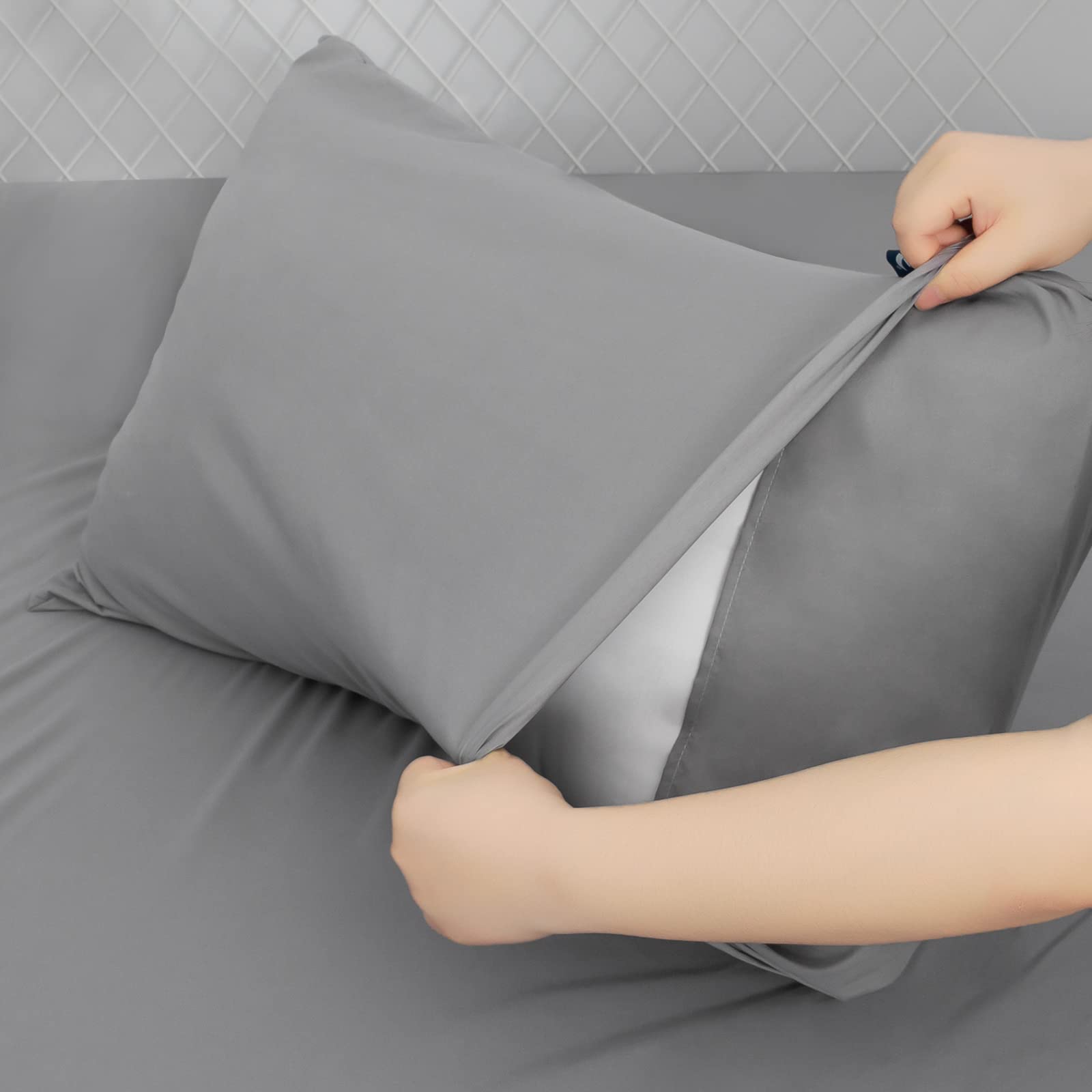 Moonsea remote-pocket side sheet keeps essentials handy while you rest.