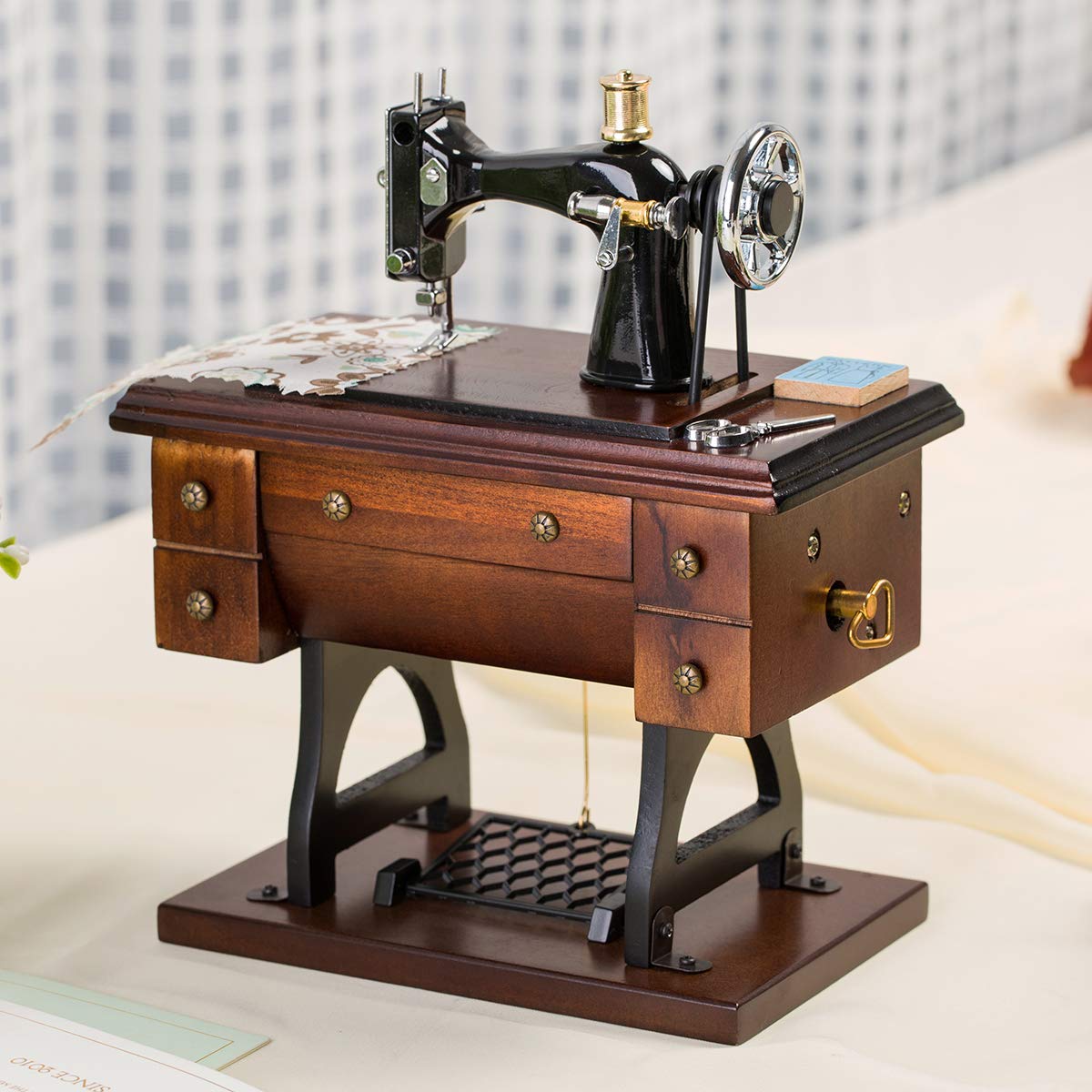 Mr.Winder spool-mouse motion captures playful movement as the tune plays.
