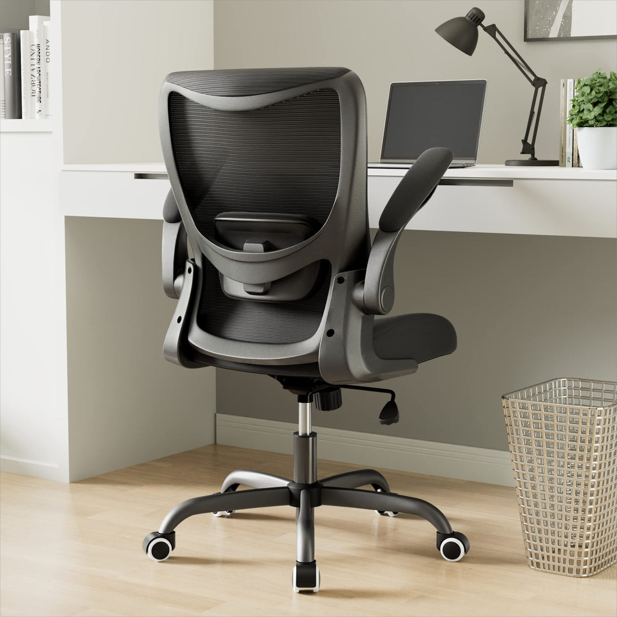 MUXX.STIL office chair with lumbar support for better posture during long workdays.