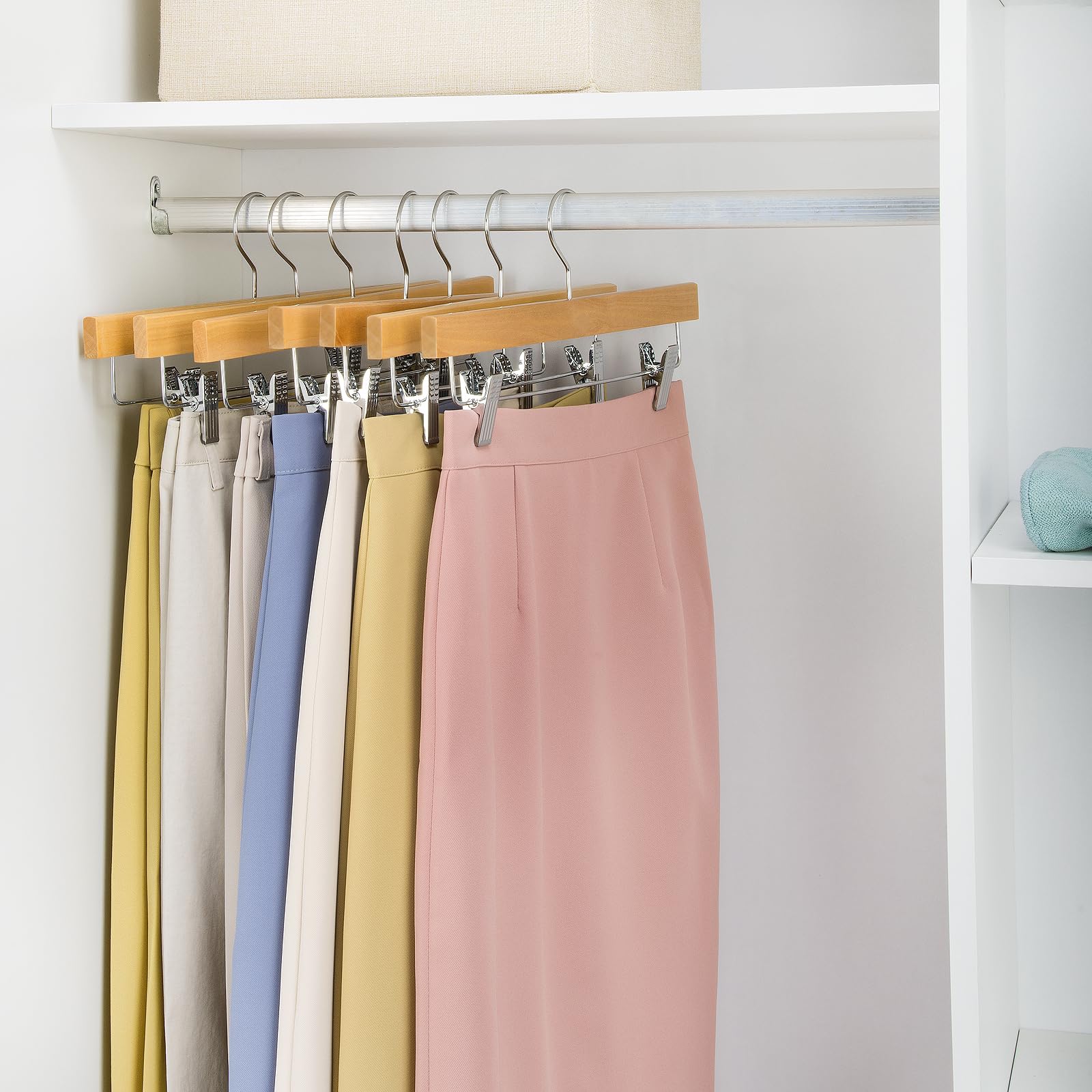 Nature Smile jeans and skirts holder with clips for secure hanging.