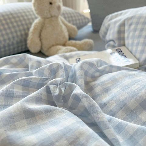 Nayoroom blue gingham pattern brightening your bed.