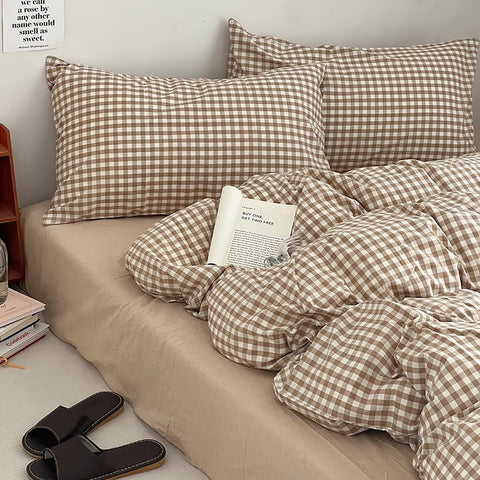 Nayoroom brown gingham bedroom display shows cozy all-season appeal.