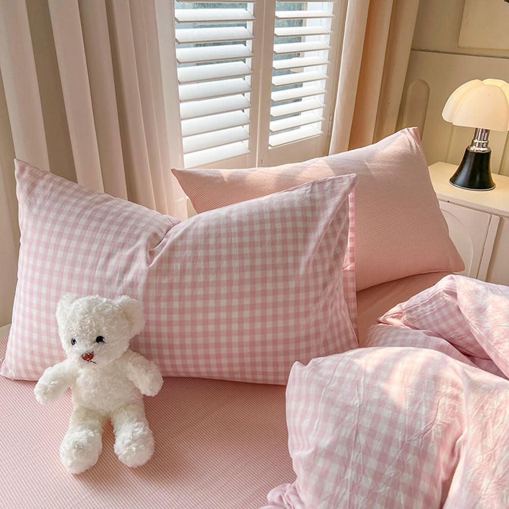 Nayoroom farmhouse pink gingham bedding creates a warm space.
