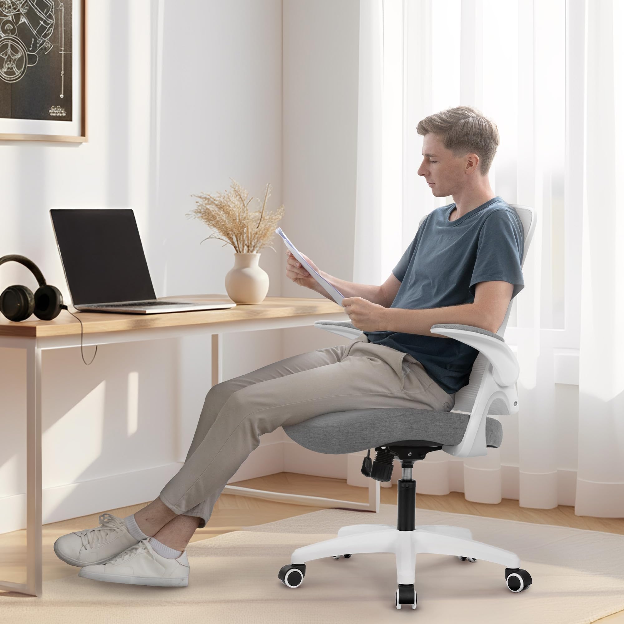 NEO CHAIR flip-up armrests free space under desks and allow cross-legged seating