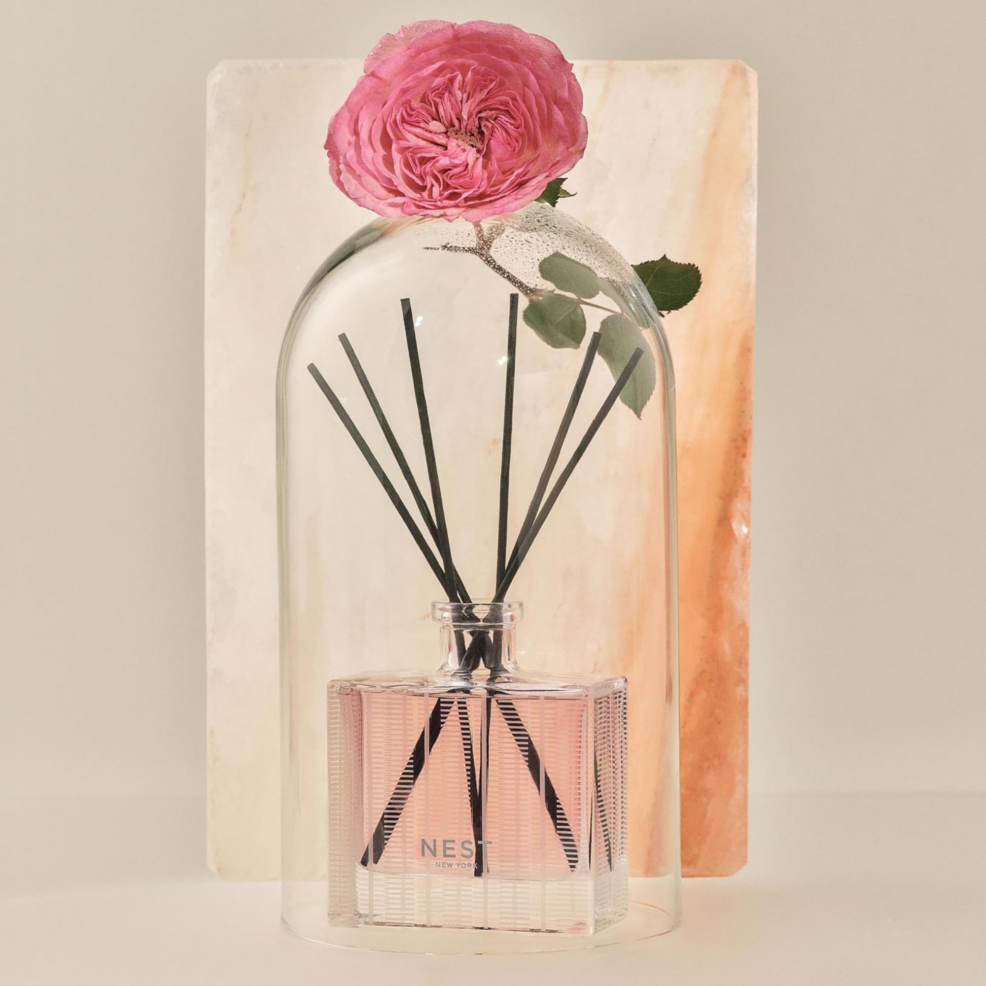 NEST New York eight reed sticks ensure steady diffusion across rooms.