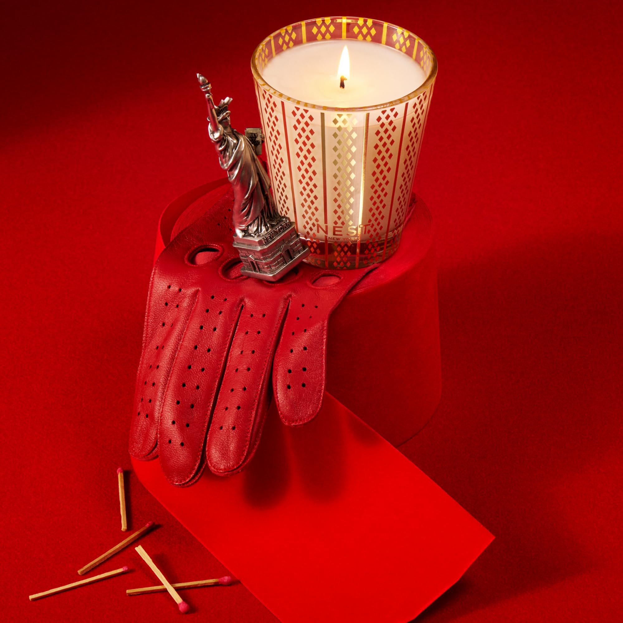 Nest New York candle makes a gift-ready centerpiece for Christmas celebrations.