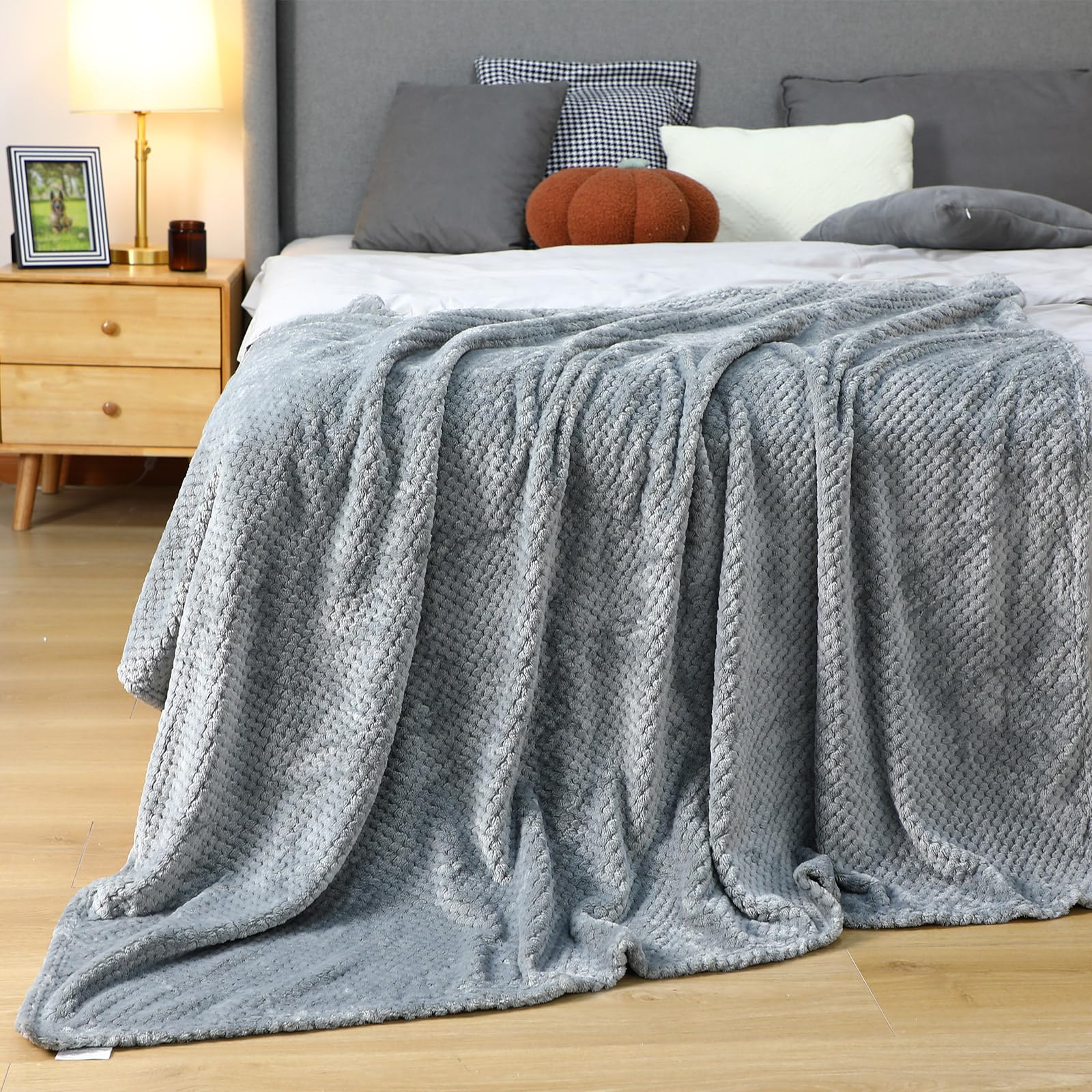 Newwiee no shedding, no pilling blanket keeps furniture clean