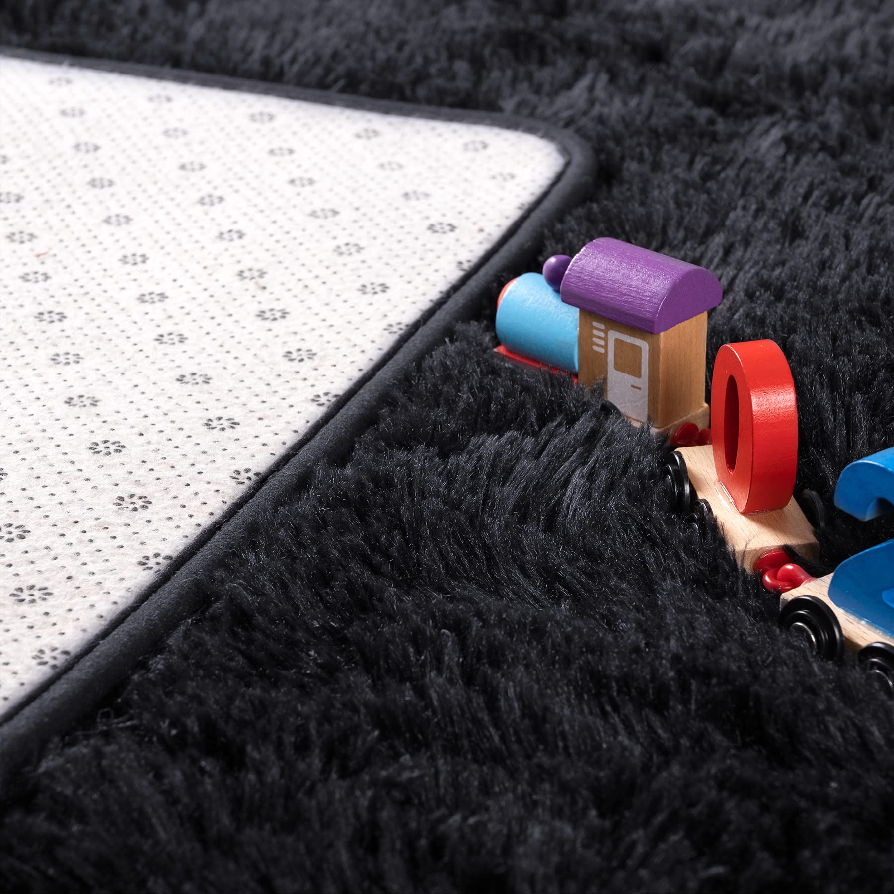 Noahas durable furry rug resists shedding and keeps its shape