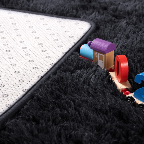 Noahas durable furry rug resists shedding and keeps its shape
