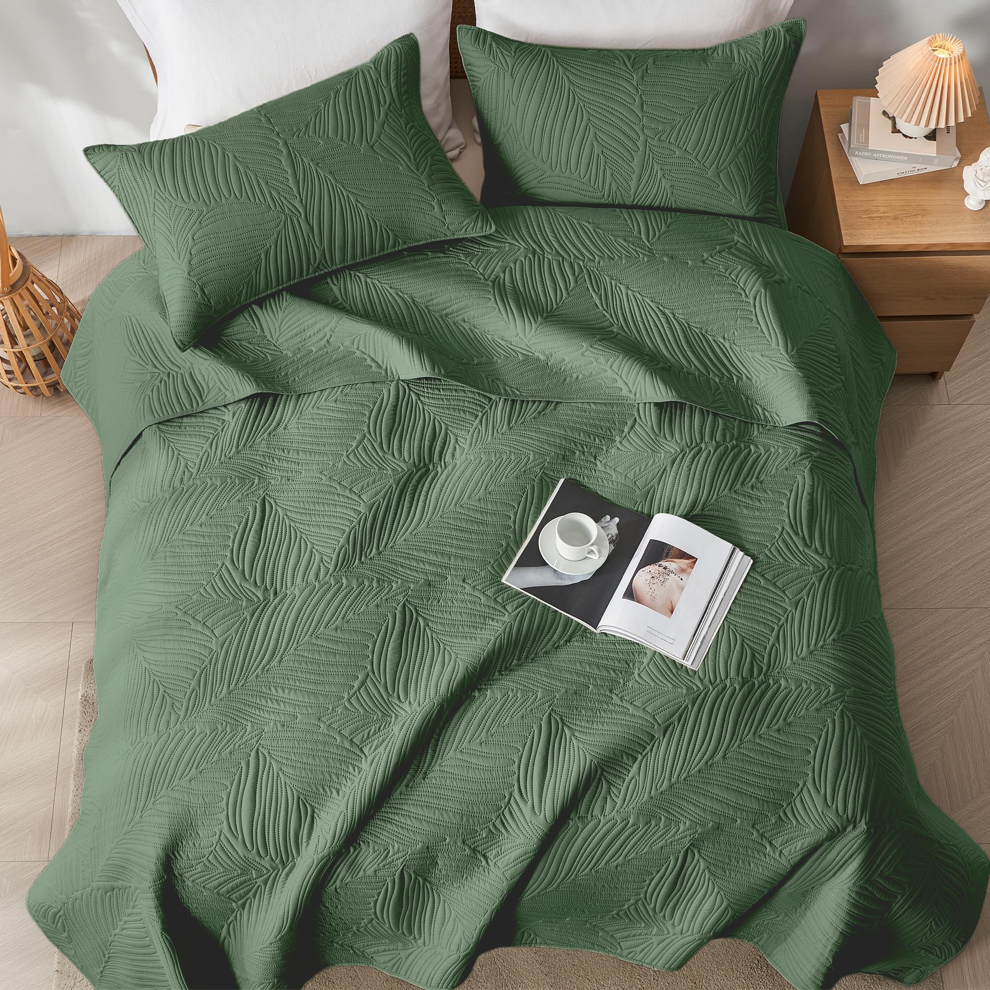 OARAGE bedroom setup with quilt demonstrates cozy styling