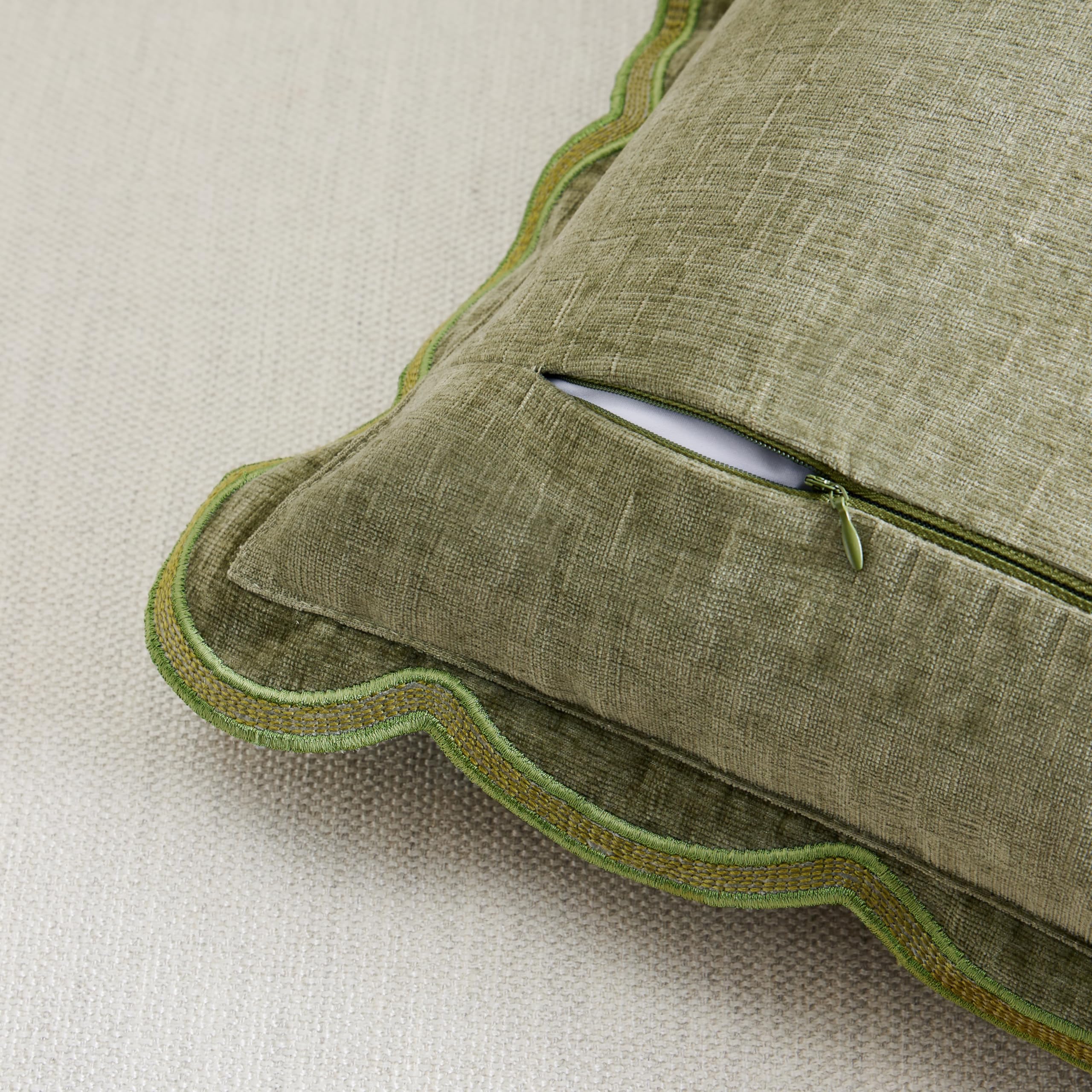 Ohocut hidden zipper detail for clean lines and easy pillow insertion.