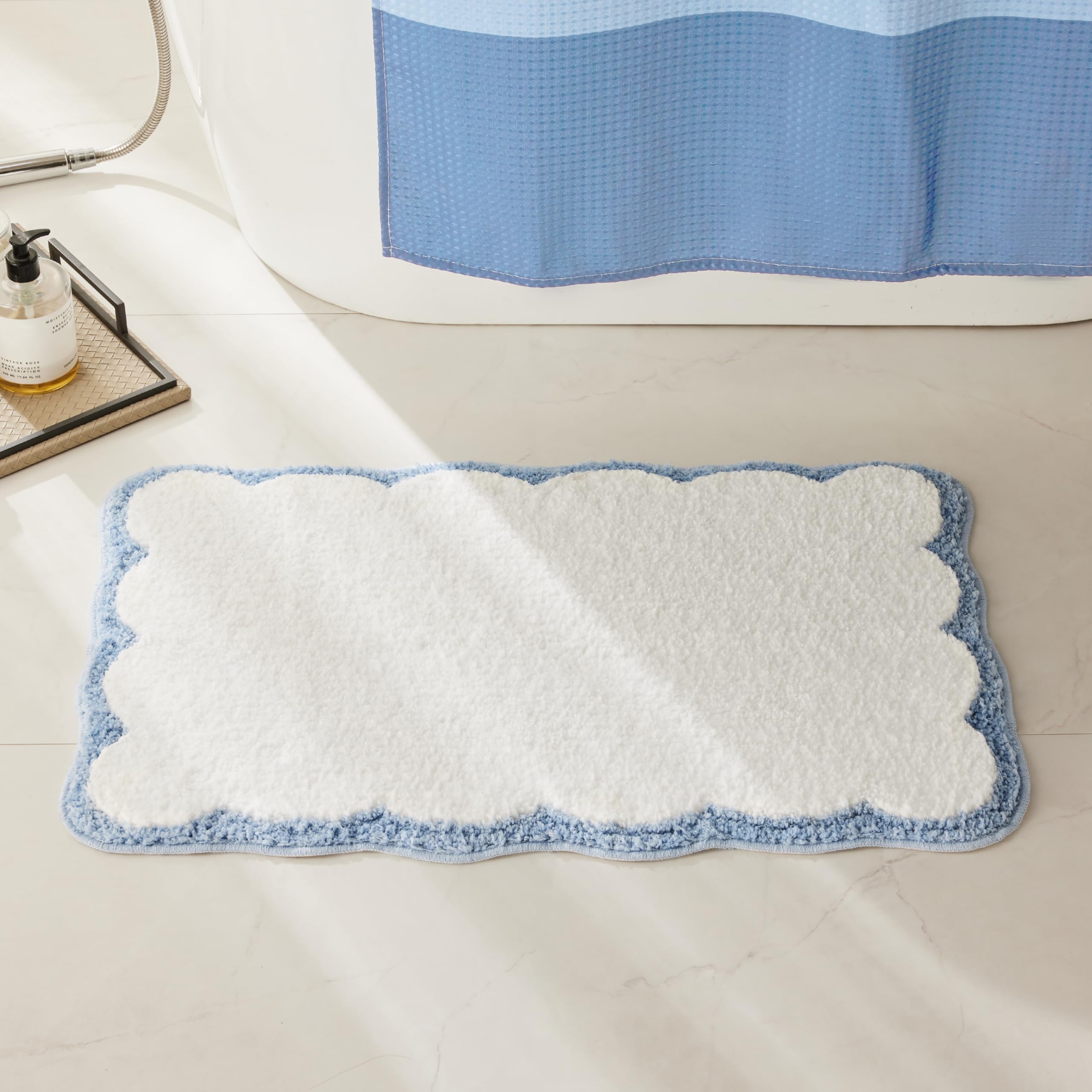 Ohocut microfiber close-up shows soft, dense fibers for a luxurious, absorbing bath mat.