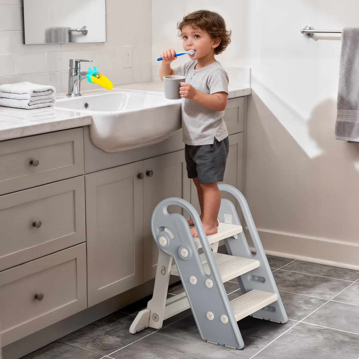 Onasti adjustable toddler step stool in 3-to-2-step mode for growing kids.
