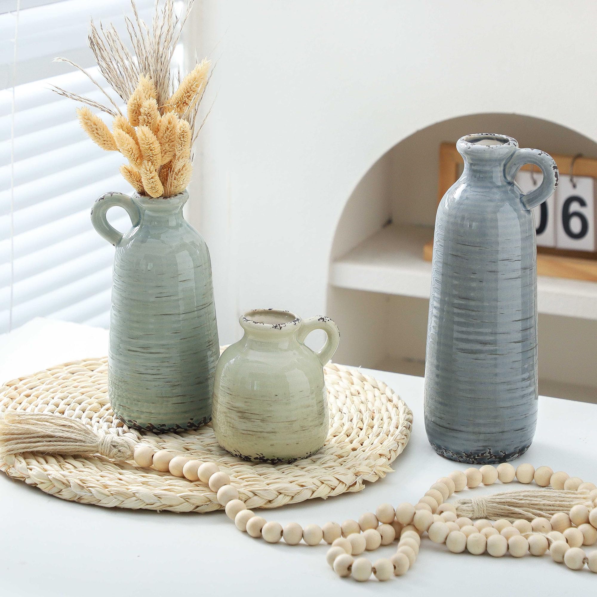 OOIT vase set complements dried flower displays and artificial arrangements.