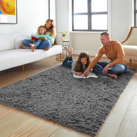 Ophanie soft polyester rug with skin-friendly texture for barefoot use