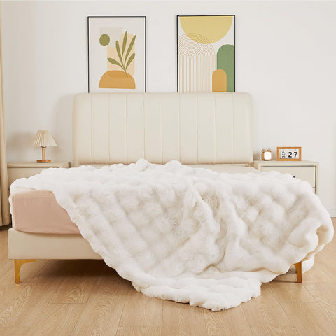 ORINOVA Gift-ready cozy blanket ideal for birthdays and holidays.
