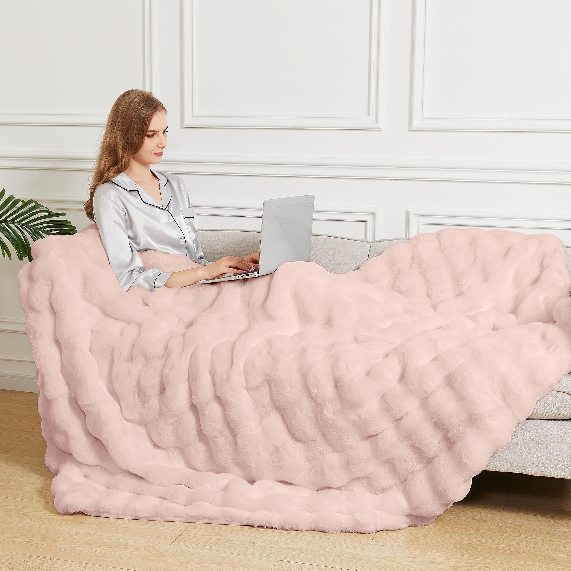 ORINOVA pink fluffy blanket packaging suggests a premium unboxing experience