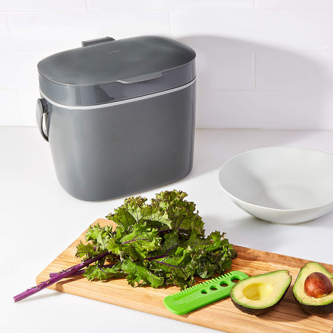OXO Good Grips built-in handle, transport-ready and folds away when not needed.