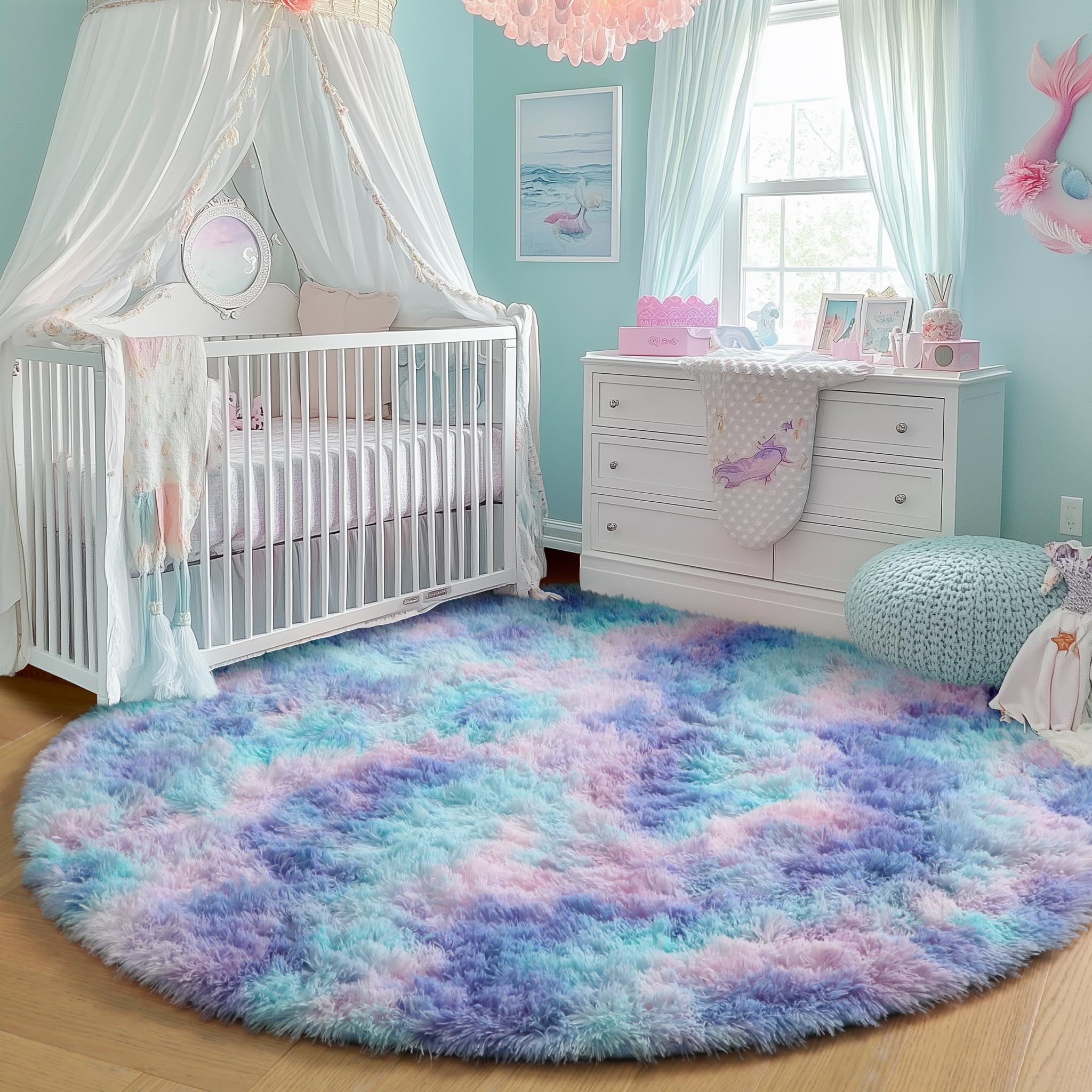 PAGISOFE round rug in a tent creates a warm reading nook.